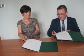 Maria Laska, dyrektor szkoły na Blichu, i Julian Majka z WAT podpisują porozumienie o współpracy