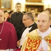 W Słotwinie jako pierwsi obraz Jezusa Miłosiernego uczcili: bp Piotr Greger i ks. kan. Mieczysław Grabowski