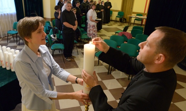 Tegoroczną oazową świecę zapalili moderatorzy diecezjalni: s. Anna Baćmaga i ks. Grzegorz Lipiec
