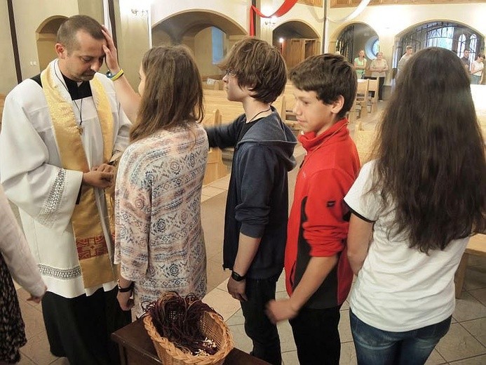 Młodzież i wszyscy obecni błogosławili też swoich duszpasterzy. Na zdjęciu - ks. Tomasz Wojtyła