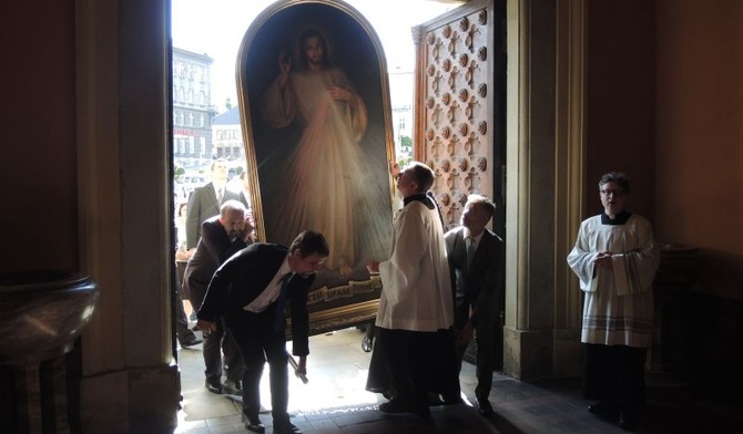 Mężczyźni wnieśli obraz Jezusa Miłosiernego przez... katedralną Brame Miłosierdzia