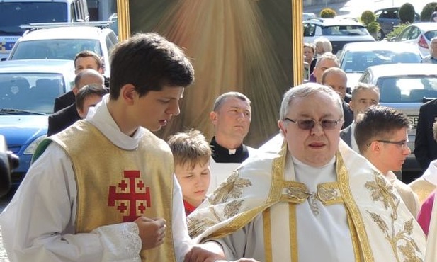 Ks. prałat Zbigniew Powada razem ze swoimi parafianami jako ostatni witał obraz Jezusa Miłosiernego