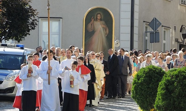 Znaki Miłosierdzia niesione w procesji z kościoła Trójcy Przenajświętszej