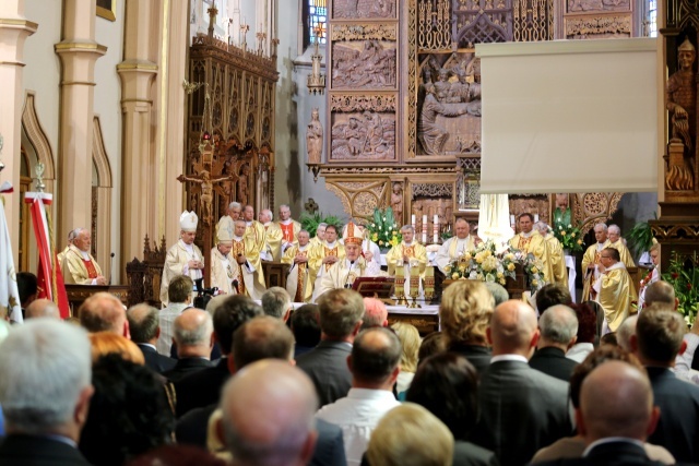 Poświęcenie pomnika św. abp. Bilczewskiego w Wilamowicach