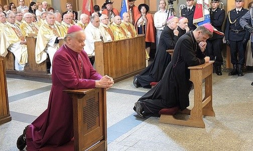 Księża biskupi podczas Godziny Miosierdzia