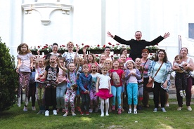 	Od najmłodszych do najstarszych wszyscy czekają na gości. 