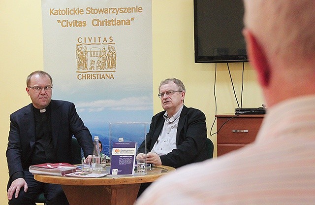 – KNS to integralna część nauki Kościoła – mówi ks. G. Sokołowski (z lewej).