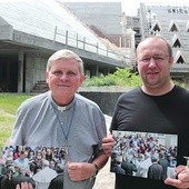 W dłoni zdjęcia z placu św. Piotra. Za plecami omadlana budowa. W sercu – wdzięczność za wspaniałą pielgrzymkę.