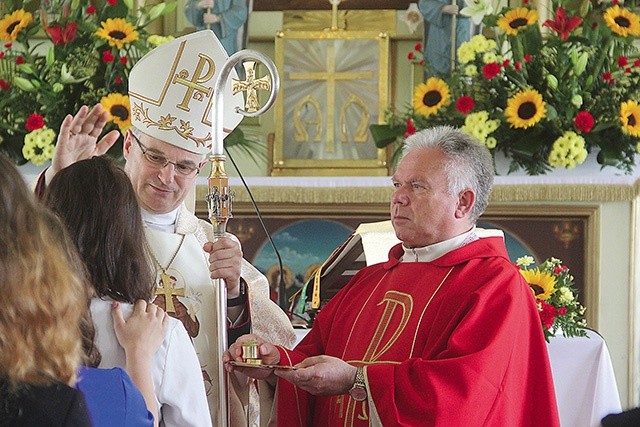 Bp Marek Mendyk udzielił sakramentu bierzmowania kilkudziesięciu osobom, w większości młodzieży,  ale także dorosłym.