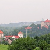 Zamek w Nowy Wiśniczu. W dole wczesnobarokowy kościół farny.