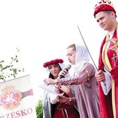 Młodzi z Bielczy we własnej rekonstrukcji strojów historycznych.