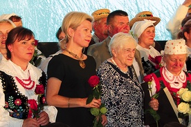 Dyrektor Aneta Oborny (druga z lewej) wśród laureatów.