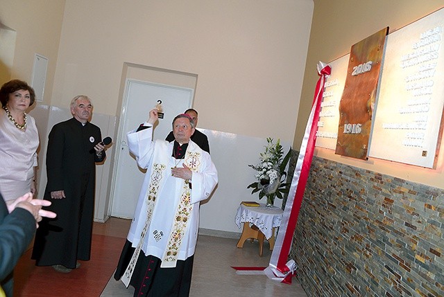 Tablicę upamiętniającą bohaterskich nauczycieli placówki poświęcił bp Henryk Tomasik.