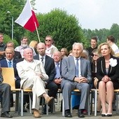 Byli więźniowie i przedstawiciele władz na obchodach rocznicy pierwszego transportu do Auschwitz. 