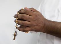 Indie: kapłan zaatakowany maczetą