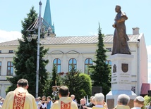 Pomnik stanął w centrum wilamowickiego rynku, przed pierwszą Ochronką św. Anny