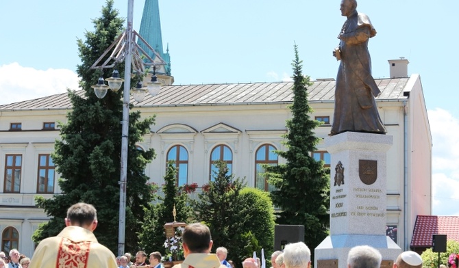 Pomnik stanął w centrum wilamowickiego rynku, przed pierwszą Ochronką św. Anny