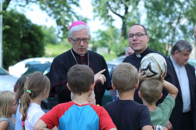 Abp Wiktor Skworc na osiedlu Kaufhaus