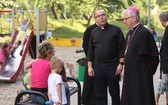 Abp Wiktor Skworc na osiedlu Kaufhaus