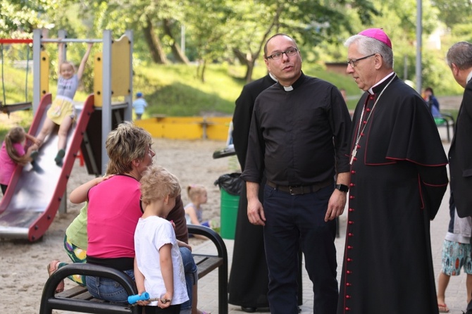 Abp Wiktor Skworc na osiedlu Kaufhaus