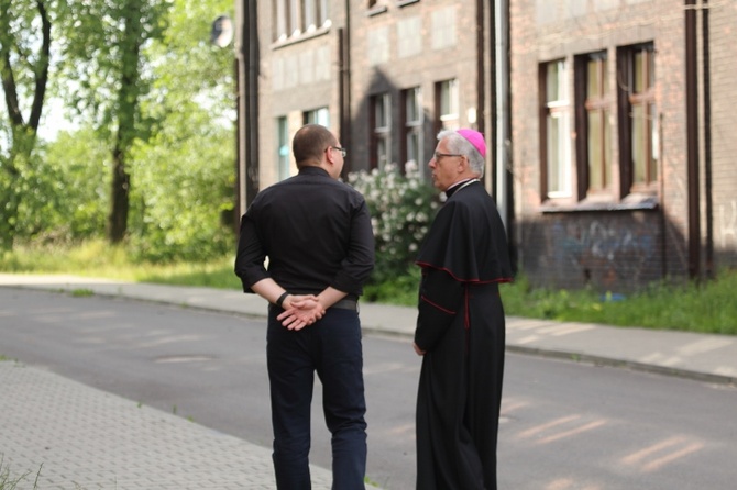 Abp Wiktor Skworc na osiedlu Kaufhaus