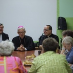 Abp Wiktor Skworc na osiedlu Kaufhaus