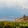 Ararat leży  na terytorium Turcji,  ale góruje nad Armenią. Na pierwszym planie klasztor św. Grzegorza Oświeciciela Chor Wirap, który odwiedzi papież Franciszek.
