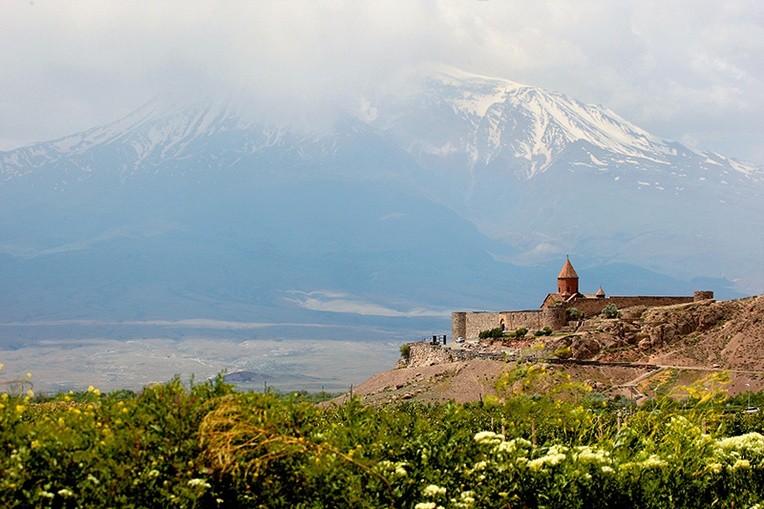 Ararat leży  na terytorium Turcji,  ale góruje nad Armenią. Na pierwszym planie klasztor św. Grzegorza Oświeciciela Chor Wirap, który odwiedzi papież Franciszek.