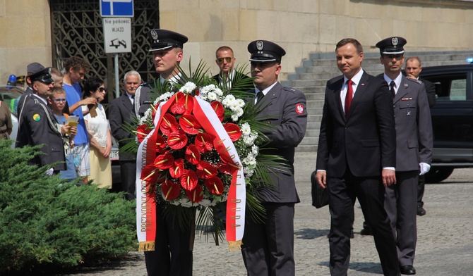 Prezydent Andrzej Duda przed pomnikiem J. Piłsudskiego