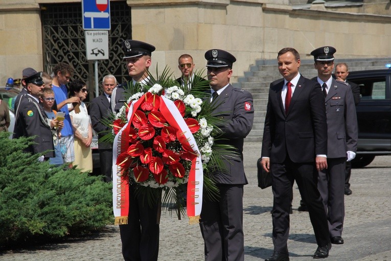 Prezydent Andrzej Duda przed pomnikiem J. Piłsudskiego