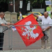 Prezydent Andrzej Duda składa wieniec przed pomnikiem W. Korfantego w Katowicach