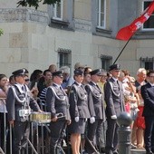 Prezydent Andrzej Duda składa wieniec przed pomnikiem J. Piłsudskiego w Katowicach