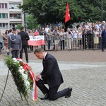 Prezydent Andrzej Duda składa wieniec przed pomnikiem J. Piłsudskiego w Katowicach