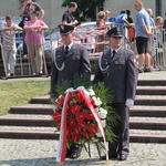 Prezydent Andrzej Duda składa wieniec przed pomnikiem J. Piłsudskiego w Katowicach