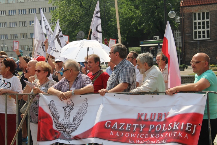 Prezydent Andrzej Duda składa wieniec przed pomnikiem J. Piłsudskiego w Katowicach