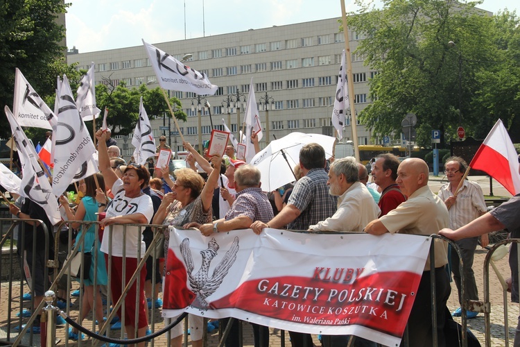 Prezydent Andrzej Duda składa wieniec przed pomnikiem J. Piłsudskiego w Katowicach