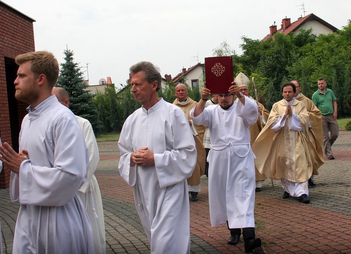 Abp Skworc błogosławi wizerunek Niepokalanej Jutrzenki Wolności w Katowicach