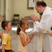 	Na zakończenie nabożeństwa dzieci otrzymały pamiątkowe dyplomy oraz indywidualne błogosławieństwo na czas rozpoczynających się wakacji.