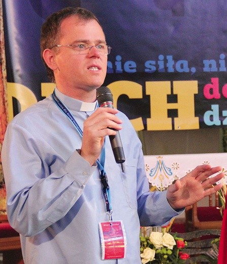 ▲	Ks. Artur Godnarski jest sekretarzem Zespołu KEP ds. Ewangelizacji, przełożonym Wspólnoty św. Tymoteusza w Gubinie i sekretarzem Zespołu KEP ds. Nowej Ewangelizacji.