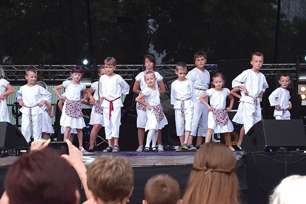 Zanim na wielkiej scenie wystąpiły gwiazdy, swój artystyczny program zaprezentowali „Mali Drzewiczanie”.