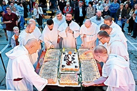 Trudno było zapalić wszystkie świeczki przy wietrze,  ale zdmuchnięcie nie stanowiło już problemu dla zakonników w białych habitach.