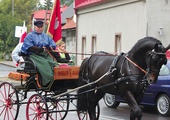 Koniarze wjeżdżają do Łoziny.