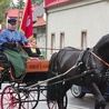 Koniarze wjeżdżają do Łoziny.