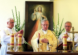 ▲	Modlitwie dziękczynnej księży jubilatów w sanktuarium Bożego Miłosierdzia w Płocku przewodniczył bp Piotr Libera.