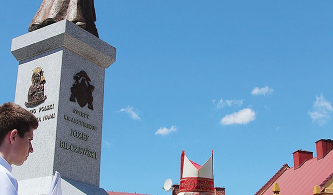 Odsłonięcie pomnika św. Bilczewskiego w Wilamowicach.