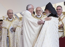 Papież Franciszek i katolikos Karekin II przekazują sobie znak pokoju podczas Eucharystii w Giumri.