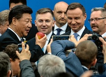 Podczas wizyty w Warszawie prezydent Xi Jinping spróbował polskich jabłek. Chiny obiecują otworzyć swój rynek dla polskich sadowników, a także producentów wieprzowiny i drobiu.