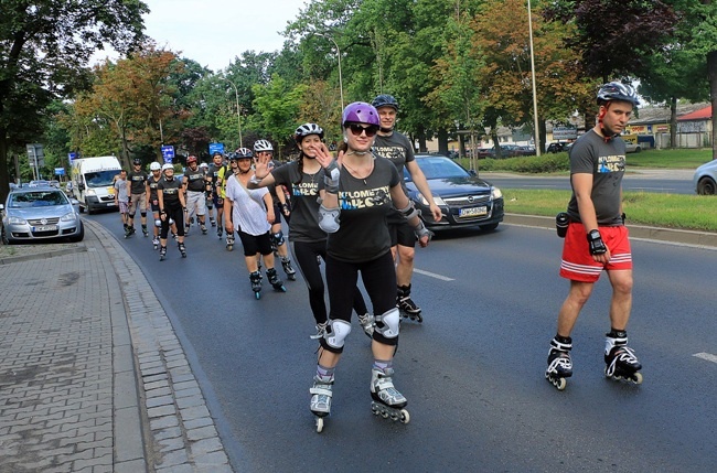 Pierwsze kilometry Rolkowej Pielgrzymki Wrocławskiej