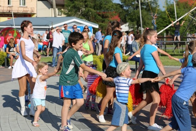 Dzieci chętnych do zabawy nie brakowało...