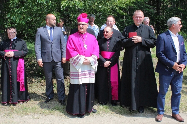 Odsłonięcie głazu bp. Wacława Leszczyńskiego